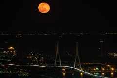 横浜夜景 おっきな月とつばさ橋