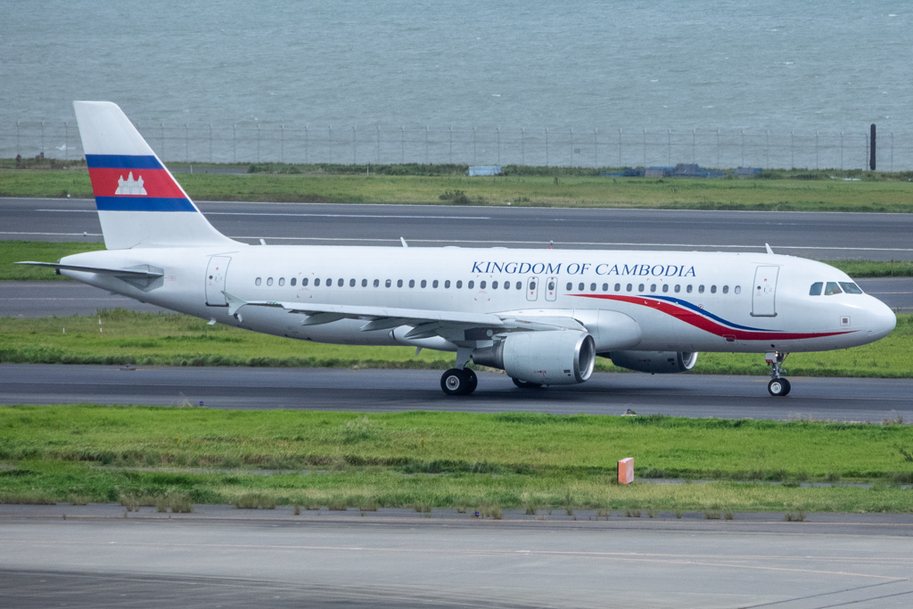 カンボジア王国 Airbus A320-214 B-6738