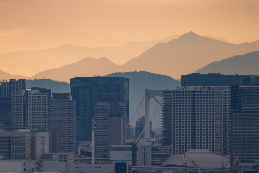 ビル群と平野を隔てる山々