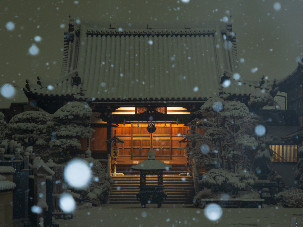 雪降るお寺