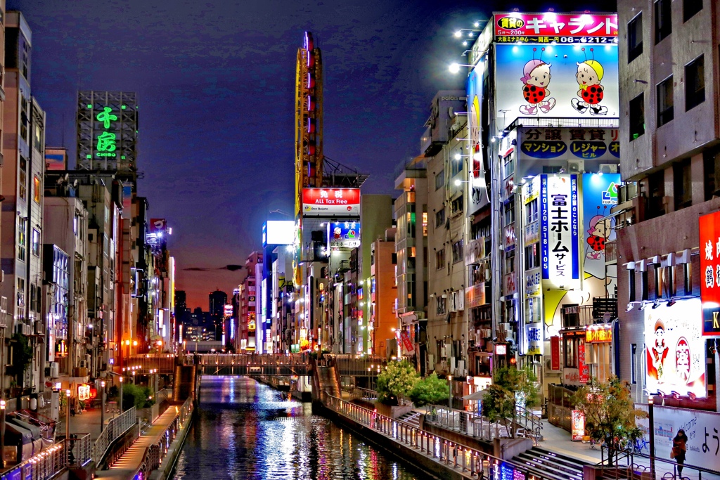 夜の灯りが点りだす