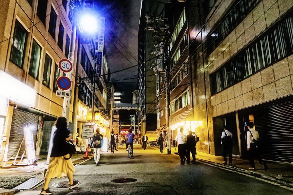 平日のオフィス街の裏通りの帰宅風景