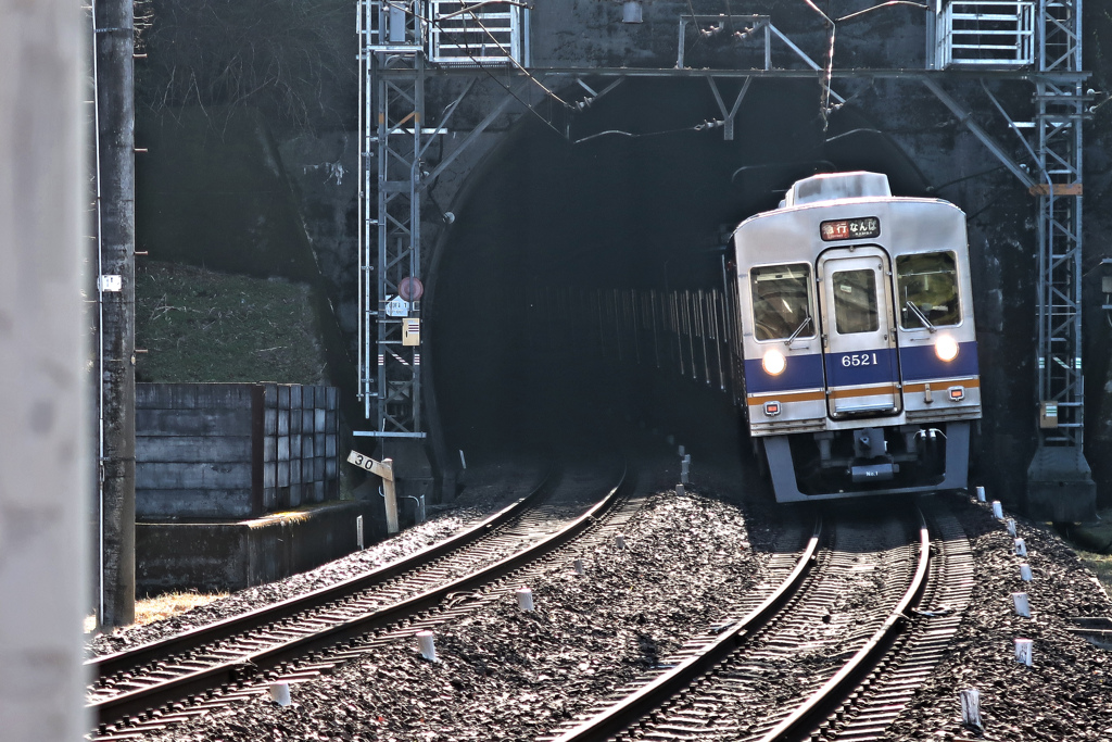 トンネルを出て