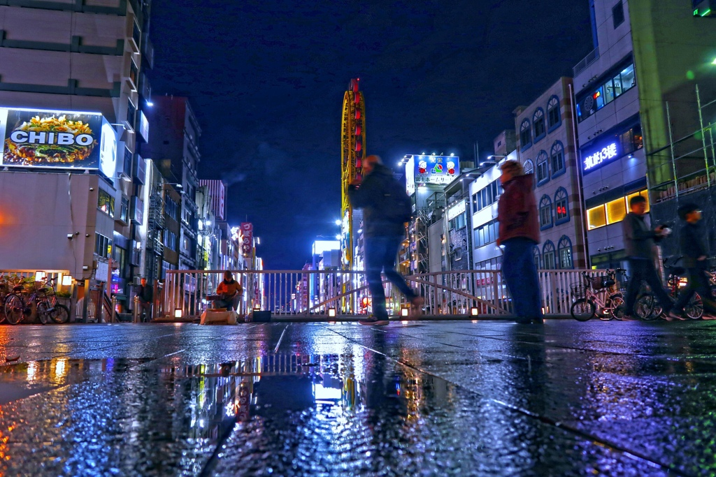 橋の上で