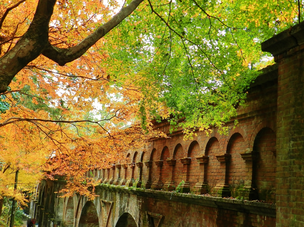 南禅寺の定番ですが「琵琶湖疏水分線」