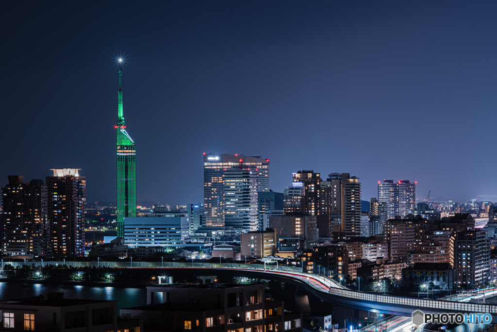 緑色の福岡タワー