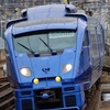 883系 スペースワールド駅を通過!