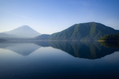 本栖湖の朝景