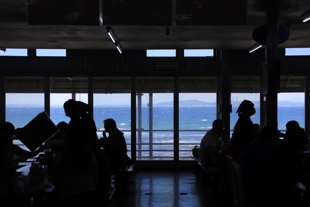 店内から見える海