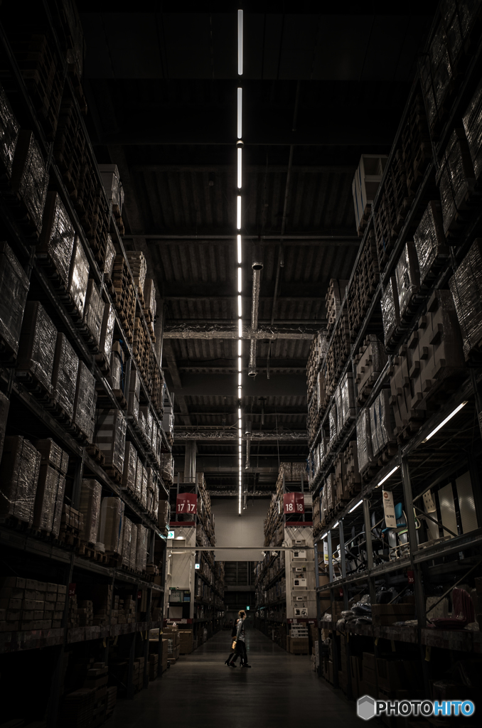 An aisle in a shopping mall