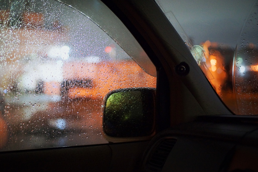 雨 車の中から