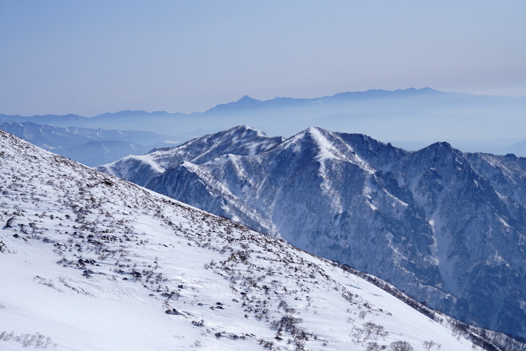 霞む春の雪山