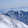 霞む春の雪山