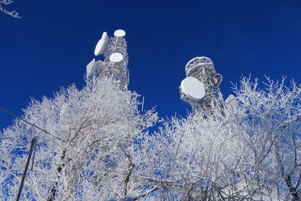 霧氷包む宇宙基地