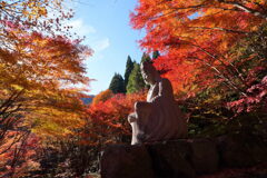 モミジ注ぐ船尾像