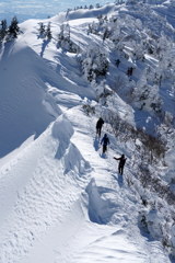 雪庇の尾根を行く
