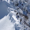雪庇の尾根を行く