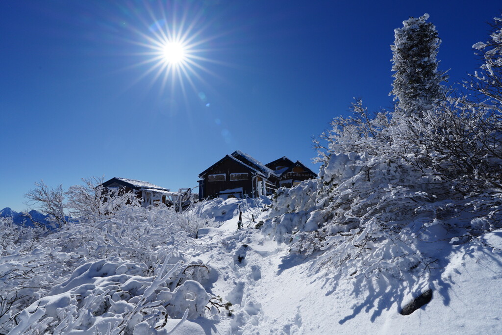 冬の山頂ヒュッテ