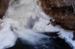 氷瀑と流れる滝