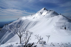 白く輝く剣ヶ峰山