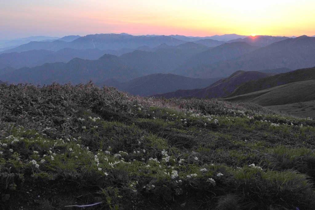 朝焼けの平標山