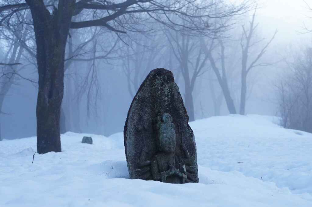 雪景色の薬師さま