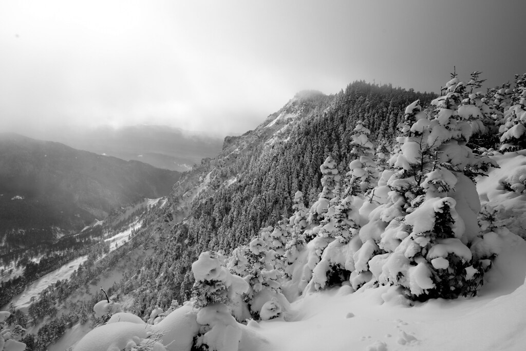 雪に眠る黒斑山