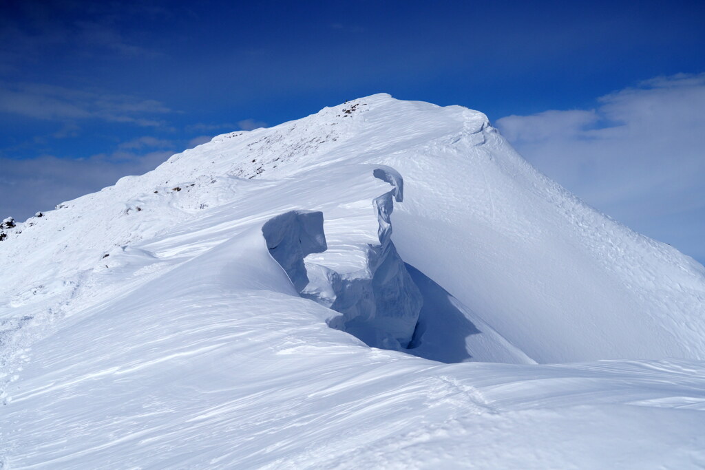 迫り出す雪庇