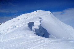 迫り出す雪庇