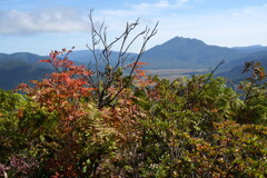 燧ケ岳望む紅葉の山へ