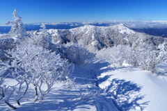 霧氷化粧の烏帽子岳