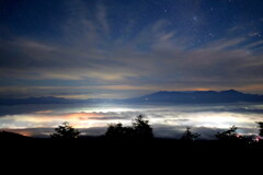 雲海光る夜空