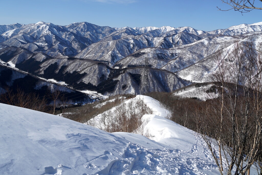 上越の山並みを背に