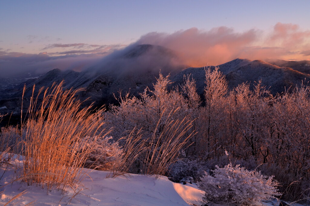 朝陽に染まる冬の黒檜山