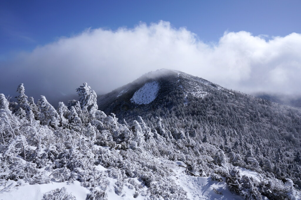 流れる雪雲