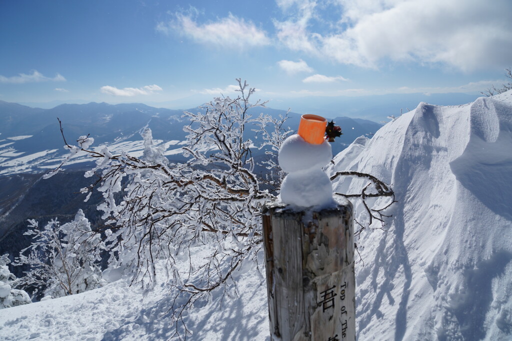 山頂で雪だるま