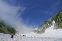 大雪渓と飛行機雲