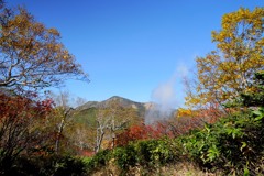 秋色と小屋の煙