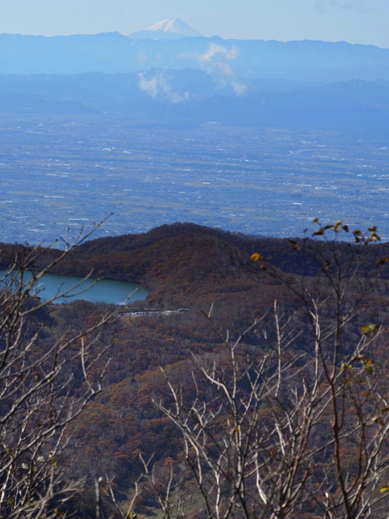 小沼の先に富士山