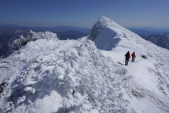 霧氷飾る谷川の尾根