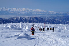 賑わう蔵王山