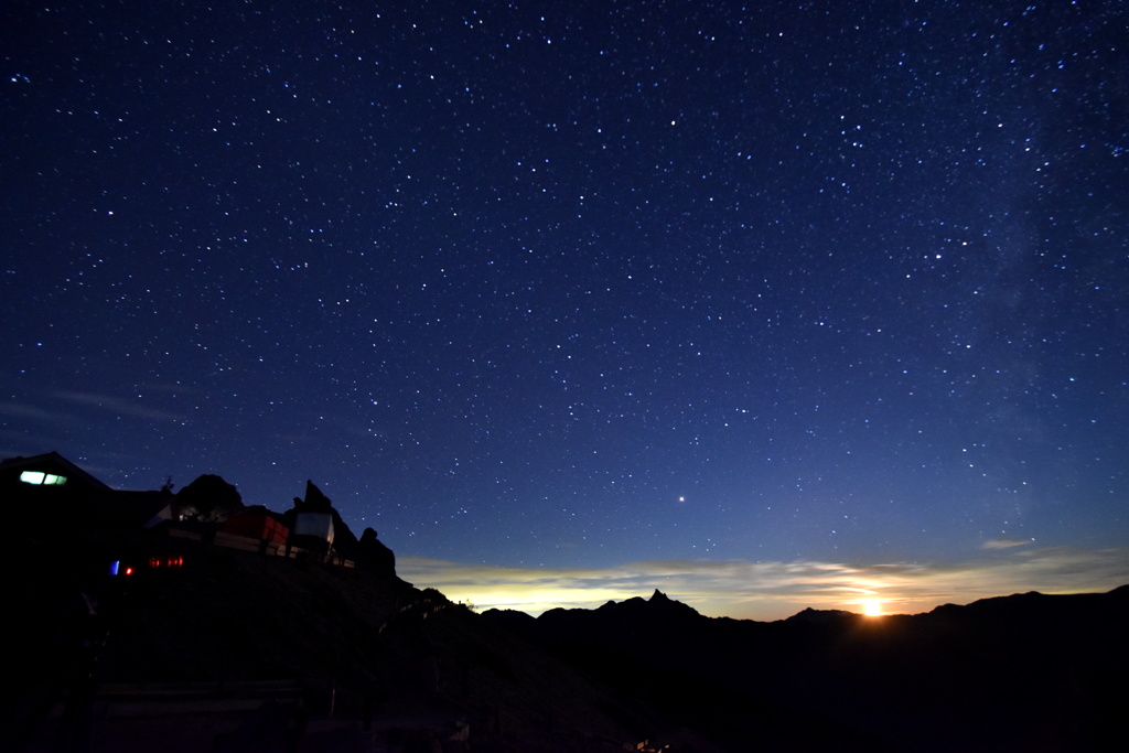 月没の星空