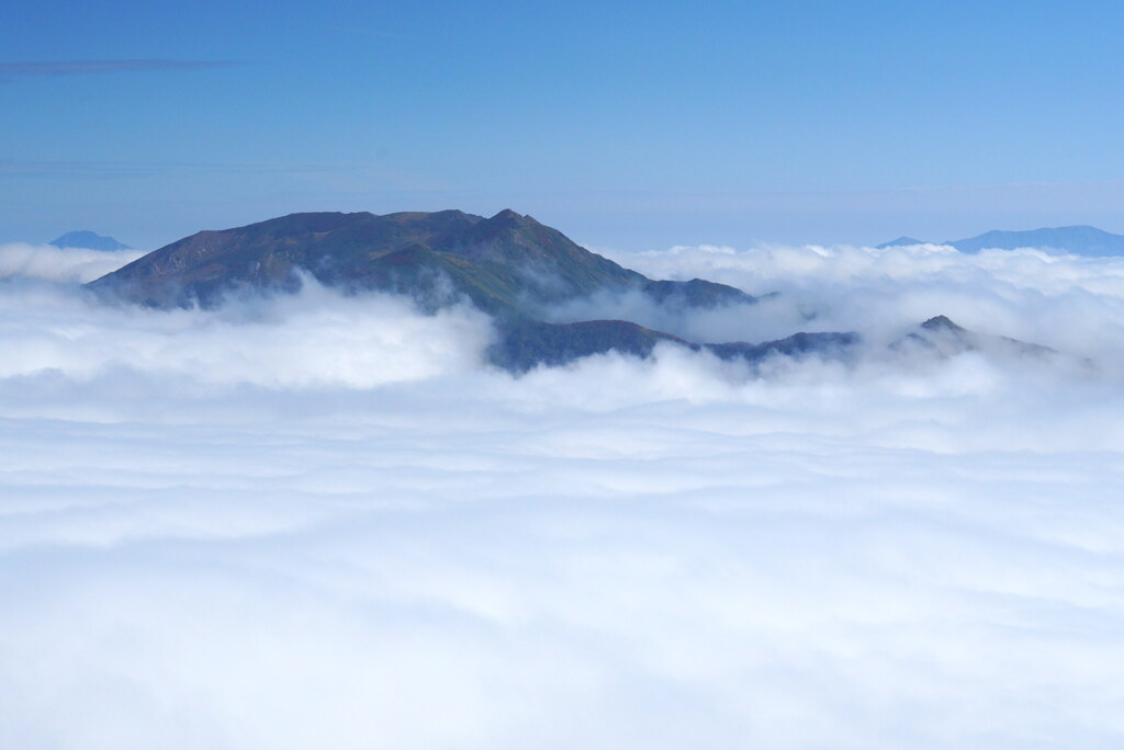 雲に浮かぶ朝日岳