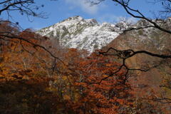 残雪と紅葉の谷川岳