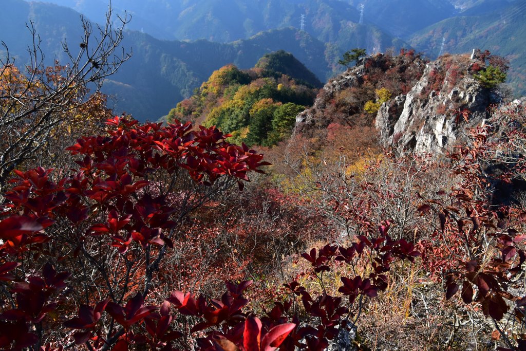 岩と紅葉の三ツ岩岳