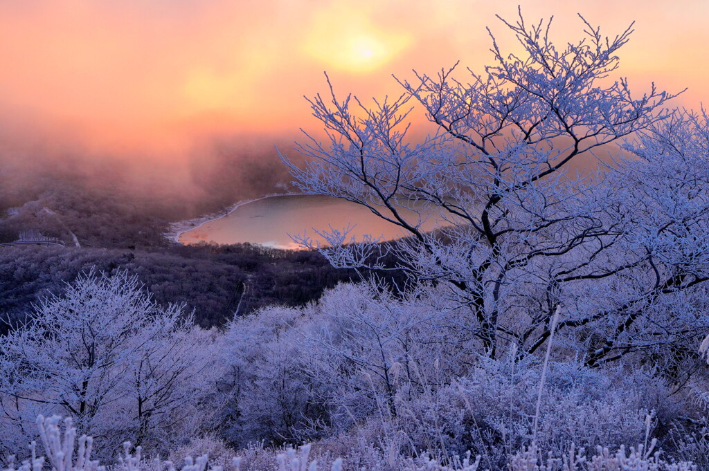 雪雲遮る朝焼け
