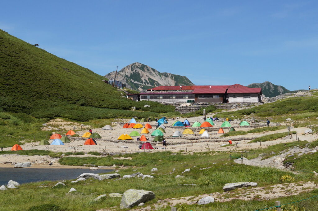 双六小屋と鷲羽岳