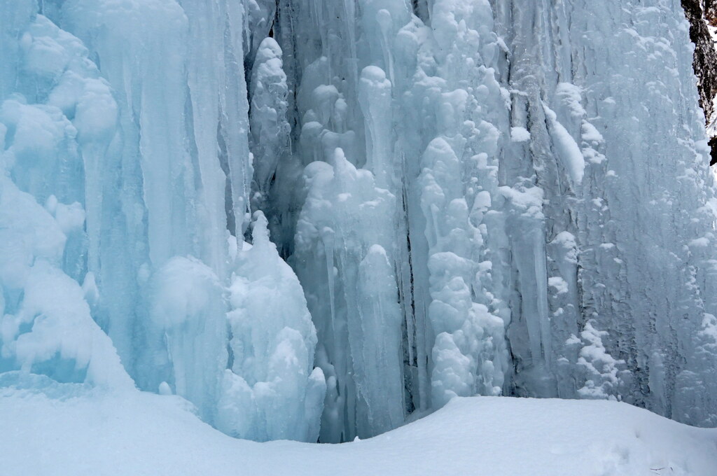 水色光る氷カーテン