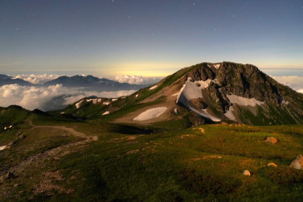 月光に照らされる白馬の山々