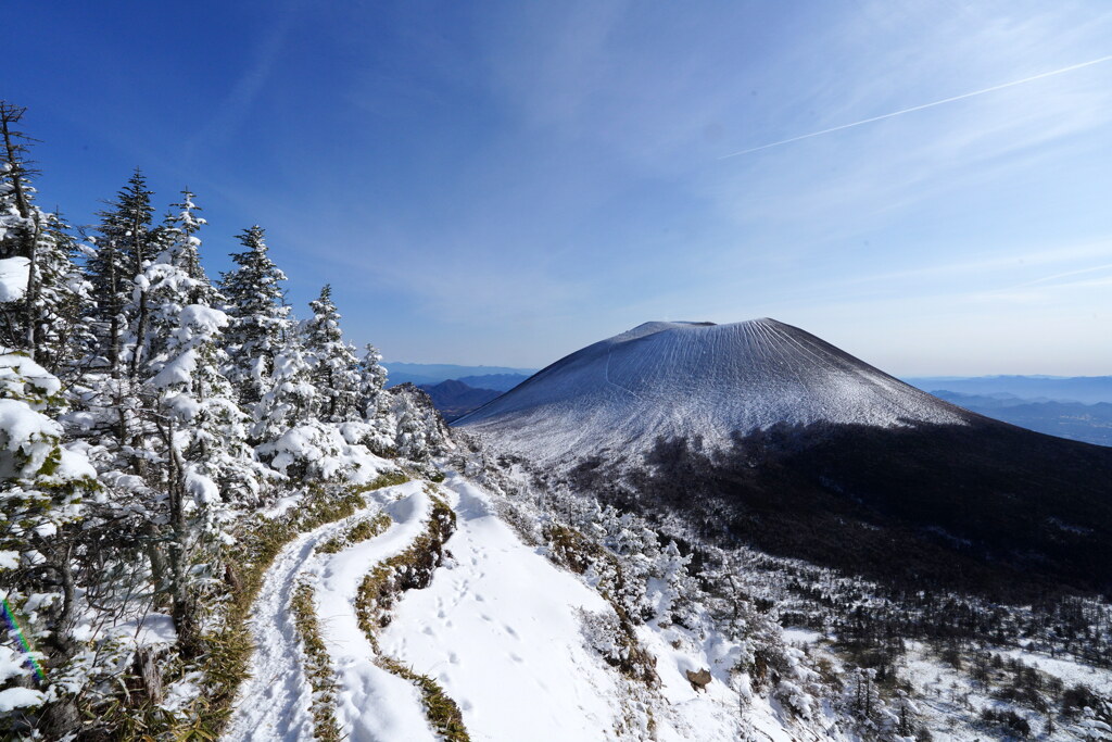 浅間山望む雪道